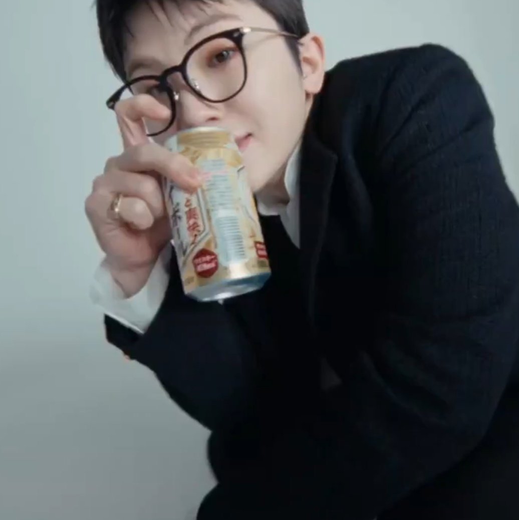 aludraexe's tweet image. no one is looking at that damn canned drinks