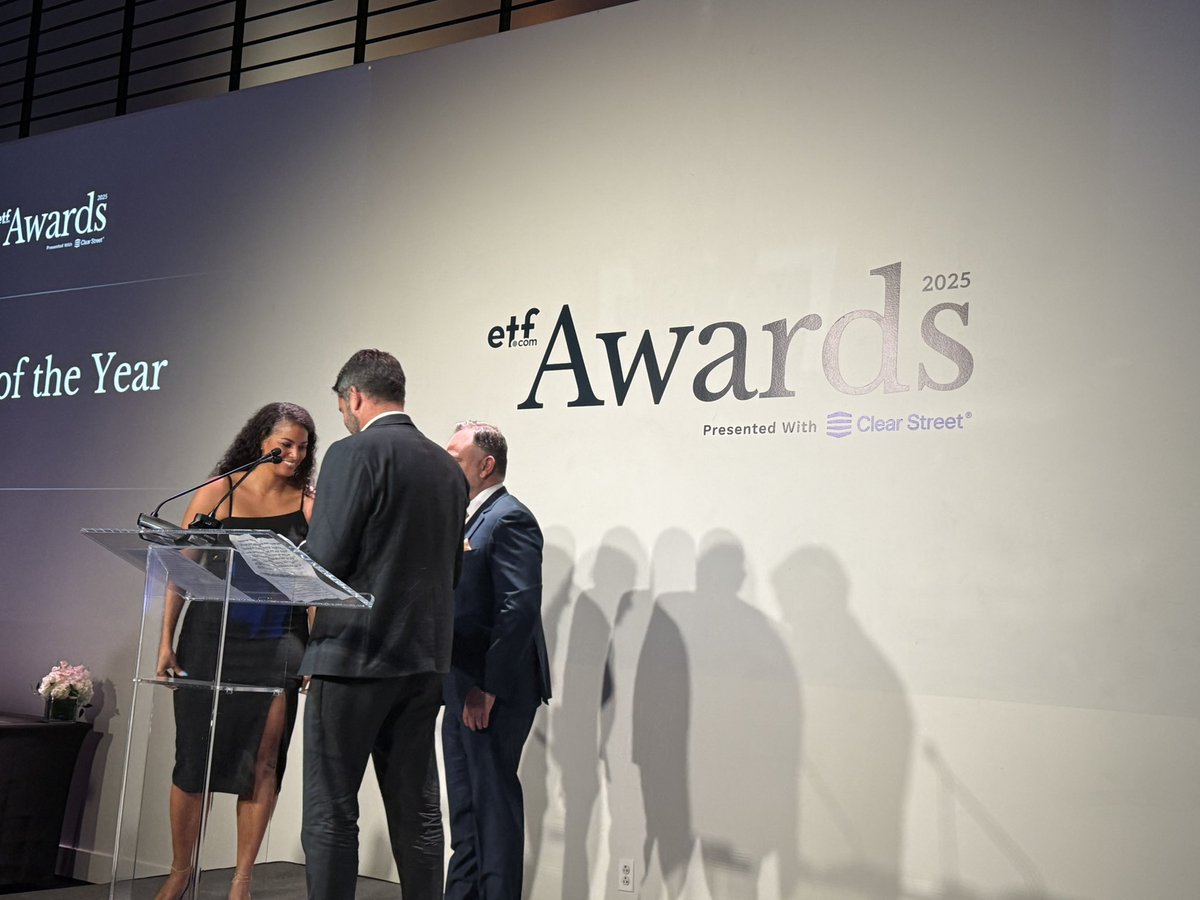 Winner of the 2025 @etfcom award for “Best New ETF”… iShares Bitcoin ETF  (IBIT) “ETF of the Year” goes to… Vanguard S&P 500 ETF (VOO)