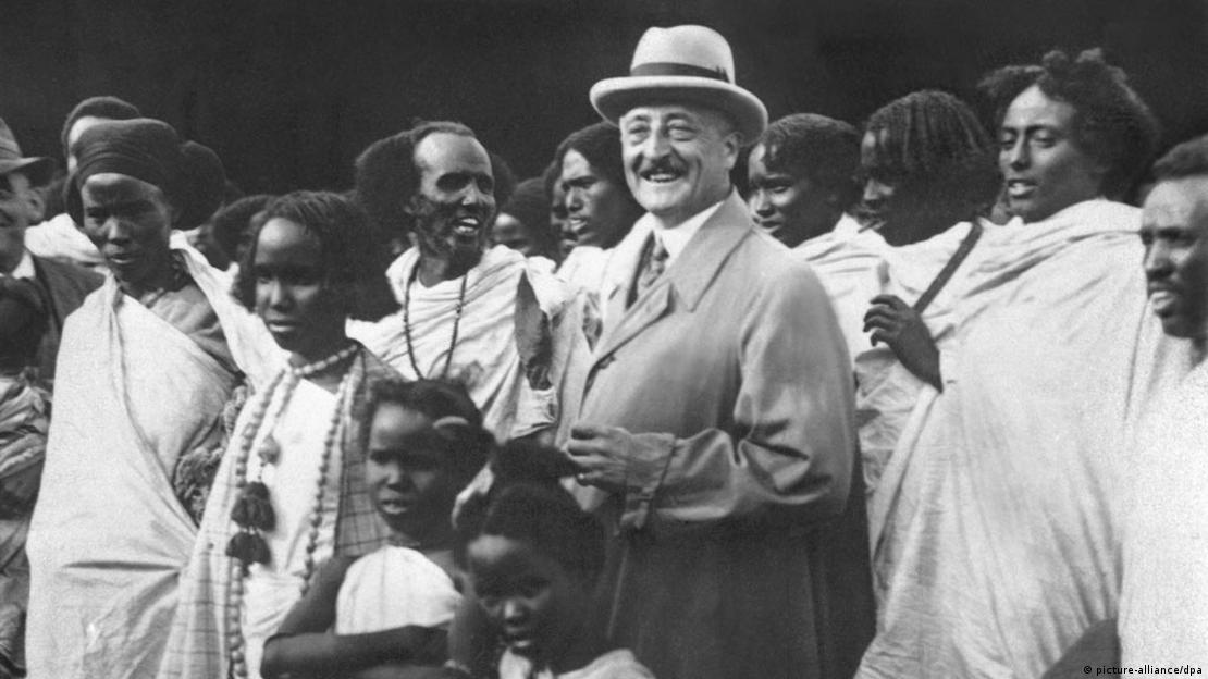 The Tragic and Exploitative History of Human Zoos historydefined.net/human-zoos/