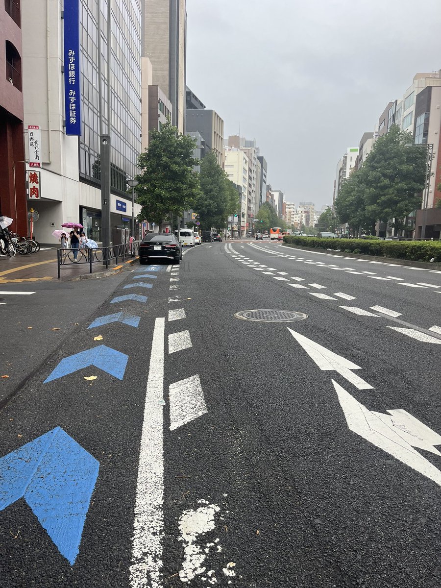 四谷は自転車レーンが路駐で埋まってんだけど、どこを走れと？