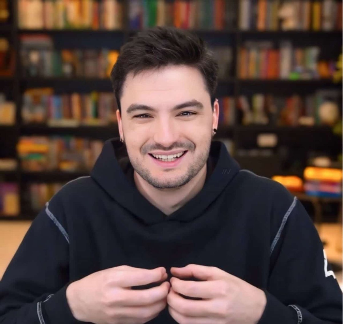 Acompanhei de perto esses 15 anos e vi com muito orgulho o seu crescimento e a evolução do canal! Você é como um membro da minha família! Hoje meus filhos te assistem comigo! Obrigada por estar sempre por perto! Te amo! Parabéns por mais esse aniversário!
#15AnosCanalFelipeNeto