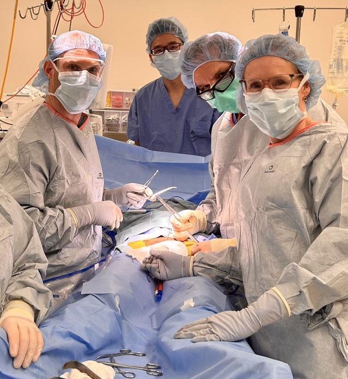 DrMarniqueB's tweet image. 🎸 Hello from Nashville!

Starting this exciting US traveling fellowship with the legendary Dr Dean Knoll - a pioneer in prosthetic urology

🧠 Insightful conversations
🛠️ Surgical finesse
🤝 A warm Southern welcome

Huge thanks to @bsc_urology ✈️ and @USANZUrology #AUA25