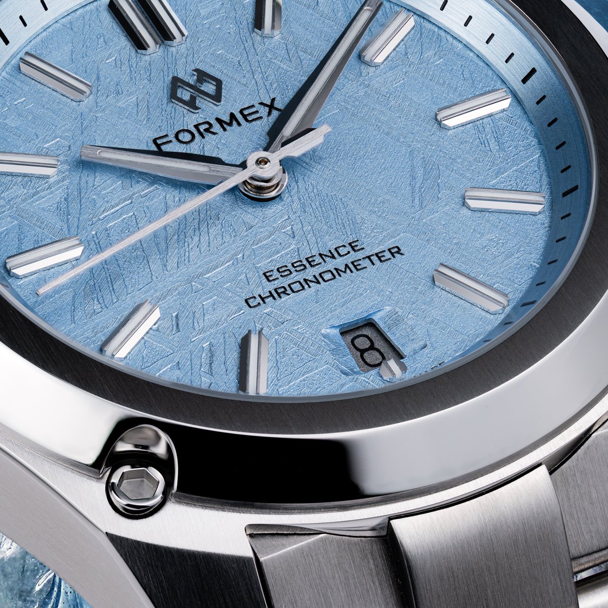 メテオライトを電気メッキとラッカーによってアイスブルーに発色させた