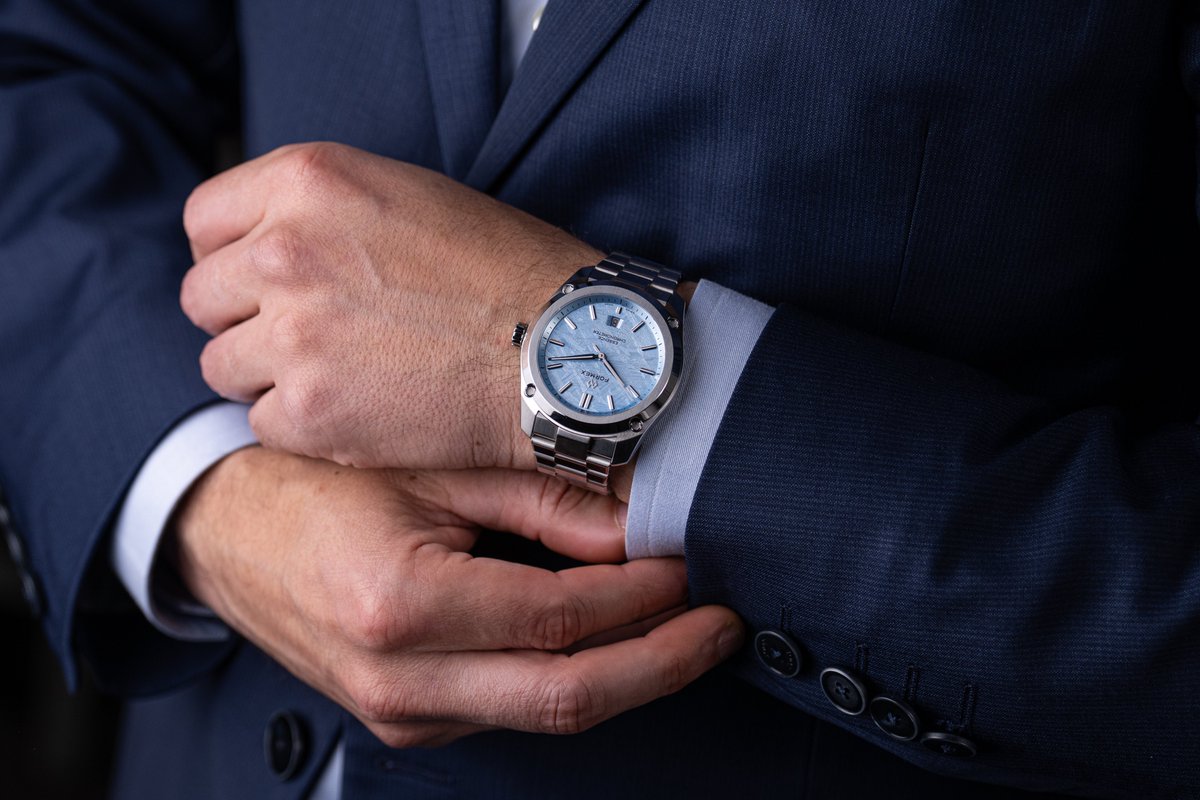 メテオライトを電気メッキとラッカーによってアイスブルーに発色させた