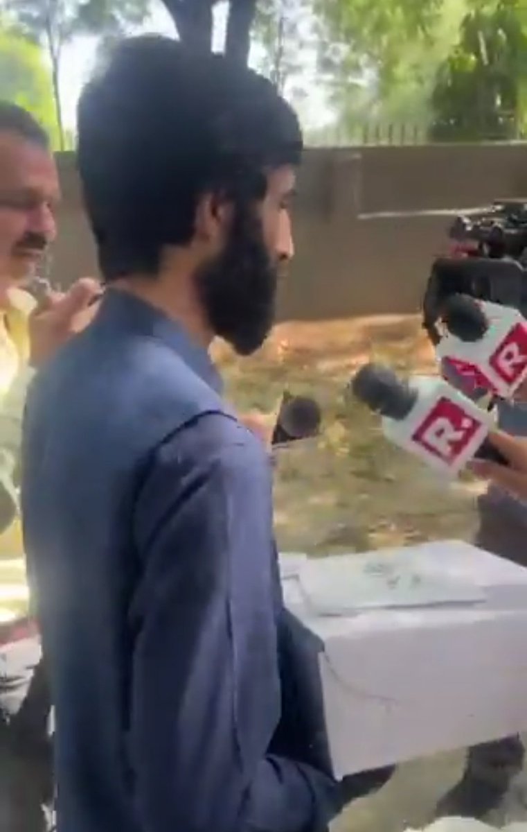 शर्मनाक ! शर्मनाक ! शर्मनाक 

दिल्ली में पाकिस्तान हाइकमीशन में एक कर्मचारी "केक का डिब्बा" लेकर जाते हुए स्पॉट किया गया,

सवाल उठता है कि 

आख़िर यह केक पाकिस्तान उच्चायोग में क्यों लाया जा रहा था? किस चीज़ का पाकिस्तान हाइकमीशन में जश्न मनाया जाने वाला था?

हालांकि जब मीडिया ने