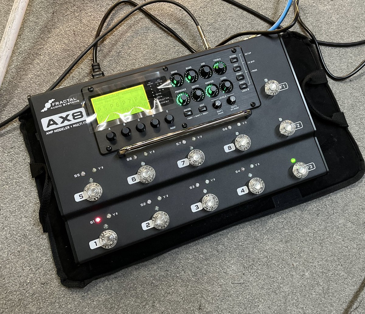micstyle's tweet image. パッチ切り替えに音切れはあるけど、うまくやれば問題ないし🔘なんだかんだでAX8が落ち着く感じがするね🎸ボタンもいっぱいあるしw 分離感も良く抜けまくりのサウンドですね😜今剛さんも使っているので嬉しいですね♪ #fractalaudio #ax8