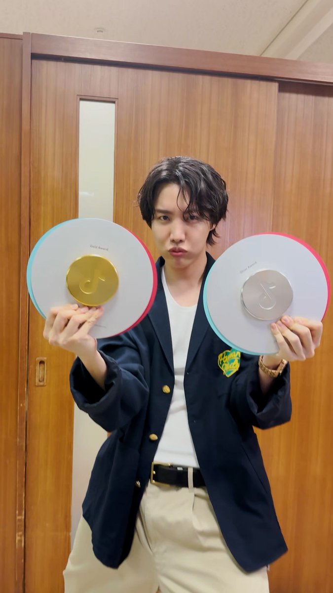 hoseokiepedia's tweet photo. j-hope received his TikTok Silver and Gold Creator Awards for reaching 1 million and 10 million followers, respectively. He has gained over 11.2 million followers in just three months. Congratulations, Hobi!
Hype him here:
https://t.co/n5j0b4u6xu https://t.co/7PNR5Dl5EU