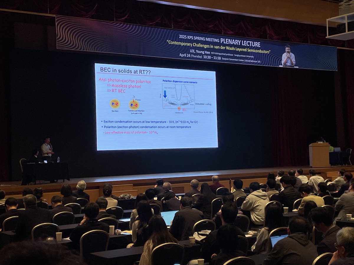 rothkopfAK's tweet photo. Interesting to see at #KPSSpring25 that condensed matter physics investigates Bose-Einstein condensation - with a twist - realized at room temperature🧐. Using polariton bosons quasiparticles with a small mass gives significantly larger transition temperature compare to 3/4He. https://t.co/HO7sHMkcBs