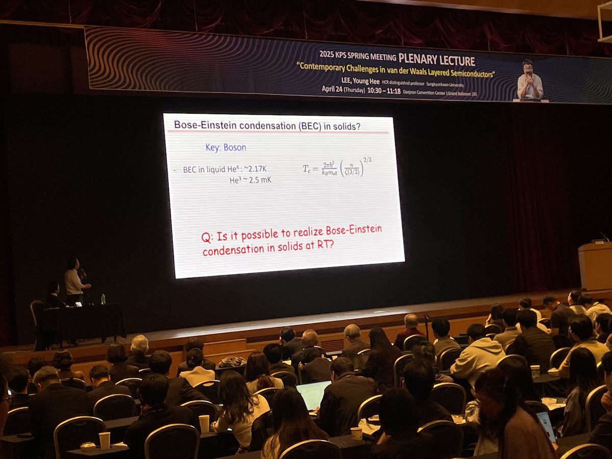 rothkopfAK's tweet photo. Interesting to see at #KPSSpring25 that condensed matter physics investigates Bose-Einstein condensation - with a twist - realized at room temperature🧐. Using polariton bosons quasiparticles with a small mass gives significantly larger transition temperature compare to 3/4He. https://t.co/HO7sHMkcBs