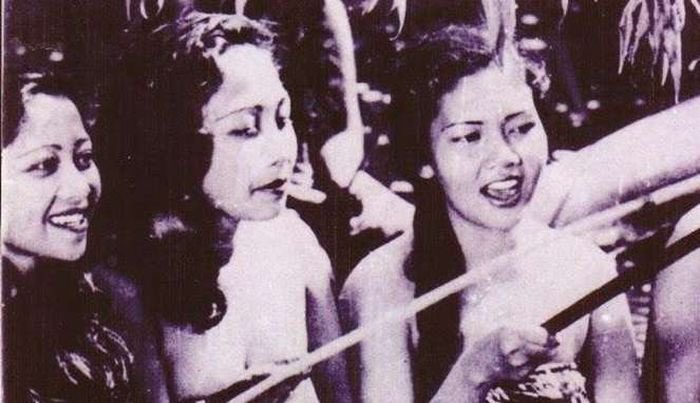 hypercuts_'s tweet photo. Dari Lorong Malam ke Panggung Sejarah: Sukarno & Para Pekerja Seks di Masa Pergerakan Indonesia

“Pelacur adalah mata-mata yang paling baik di dunia. Dalam keanggotaan PNI (Partai Nasional Indonesia) di Bandung, terdapat 670 orang perempuan yang berprofesi demikian dan mereka adalah anggota yang paling setia dan patuh," tulis Soekarno dalam buku berjudul Bung Karno: Penyambung Lidah Rakyat Indonesia, cetakan pertama tahun 1966.