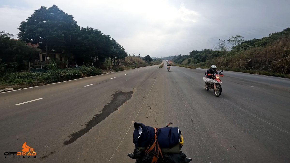 vietnamriders1's tweet photo. When you're truly passionate, no weather can dull the thrill of twisting the throttle. 👏
📲 https://t.co/7qOe2ZDB1R
#unpredictableweather #challengingyourskills #sharpeningyoursenses #vietnam #xuhuong2025 #trending2025 #motorbike #motorcycle #tour #rental #honda #XR150L #CRF https://t.co/fFxJZNyVB2