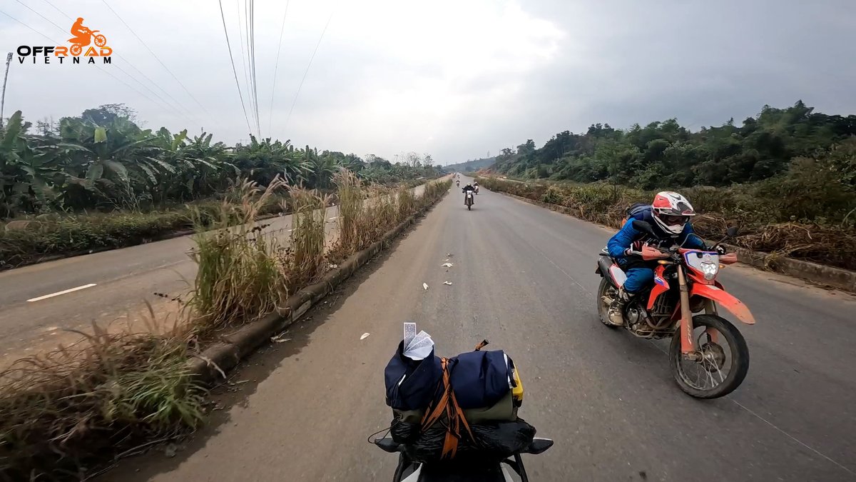 vietnamriders1's tweet photo. When you're truly passionate, no weather can dull the thrill of twisting the throttle. 👏
📲 https://t.co/7qOe2ZDB1R
#unpredictableweather #challengingyourskills #sharpeningyoursenses #vietnam #xuhuong2025 #trending2025 #motorbike #motorcycle #tour #rental #honda #XR150L #CRF https://t.co/fFxJZNyVB2