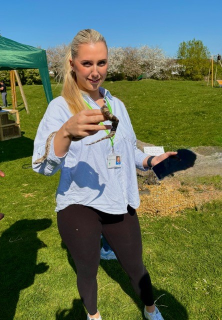 symbolconnect's tweet photo. 🌟 Over the Easter holidays, the Slough Youth Justice Team hosted an Anti-Knife Crime Awareness Event. Our therapist Libby was there: 🗣️ “I shared how speech and language difficulties affect young people, and introduced tools like the communication passport.”💛✨ https://t.co/l0MGJpGFuC