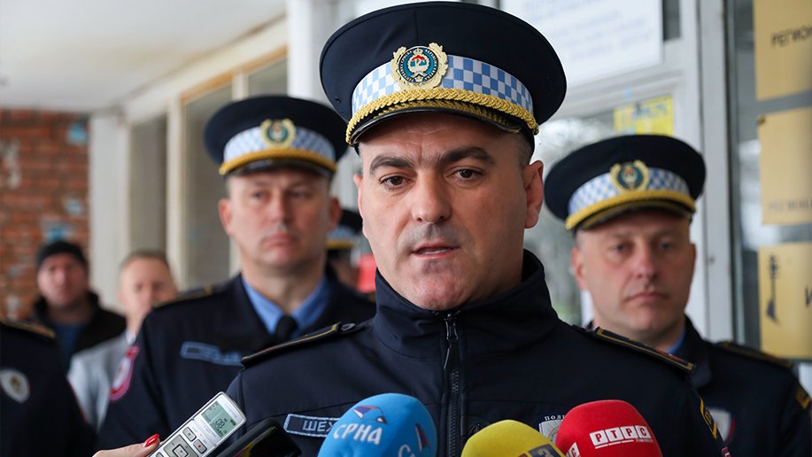 Генерал полиције Бранислав Шеховац који је синоћ показао да је достојан наследник Срђана Кнежевића, Љубише Савића Маузера и осталих велики имена српског МУП-а!
Генерал који је стао први испред своје полиције и показао како се брани Република Српска и њене институције!