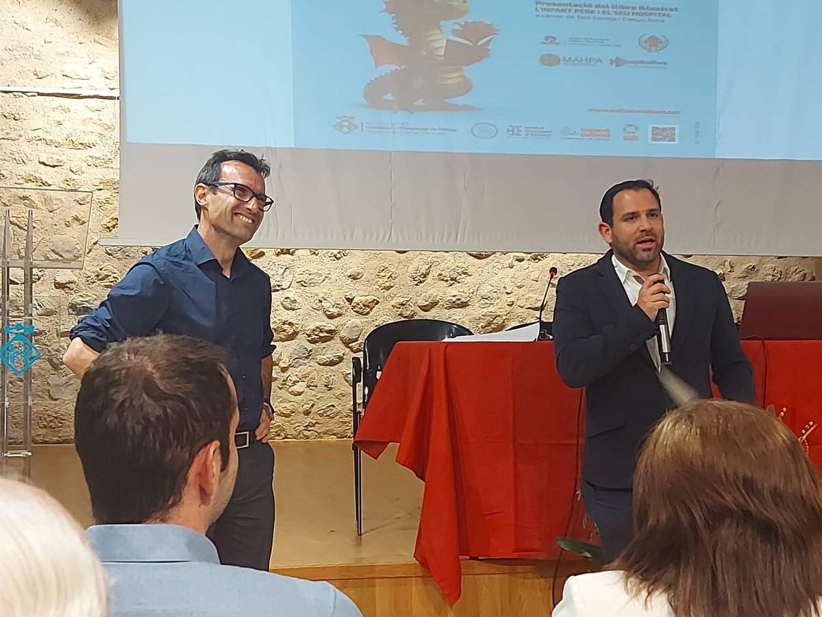 fredericaparisi's tweet photo. 🌹Ahir #diadadesantJordi vaig rebre a Hospitalet de l’Infant el VIII premi Saladié-Roig de mans del Dr. Antoni Conejo @toconill per una investigació sobre els dominis valencians de l’Infant Pere. 
Va ser un acte senzill i bonic
Content i agraït 😊
🛴🛴🛴 https://t.co/MK0ellZyPz