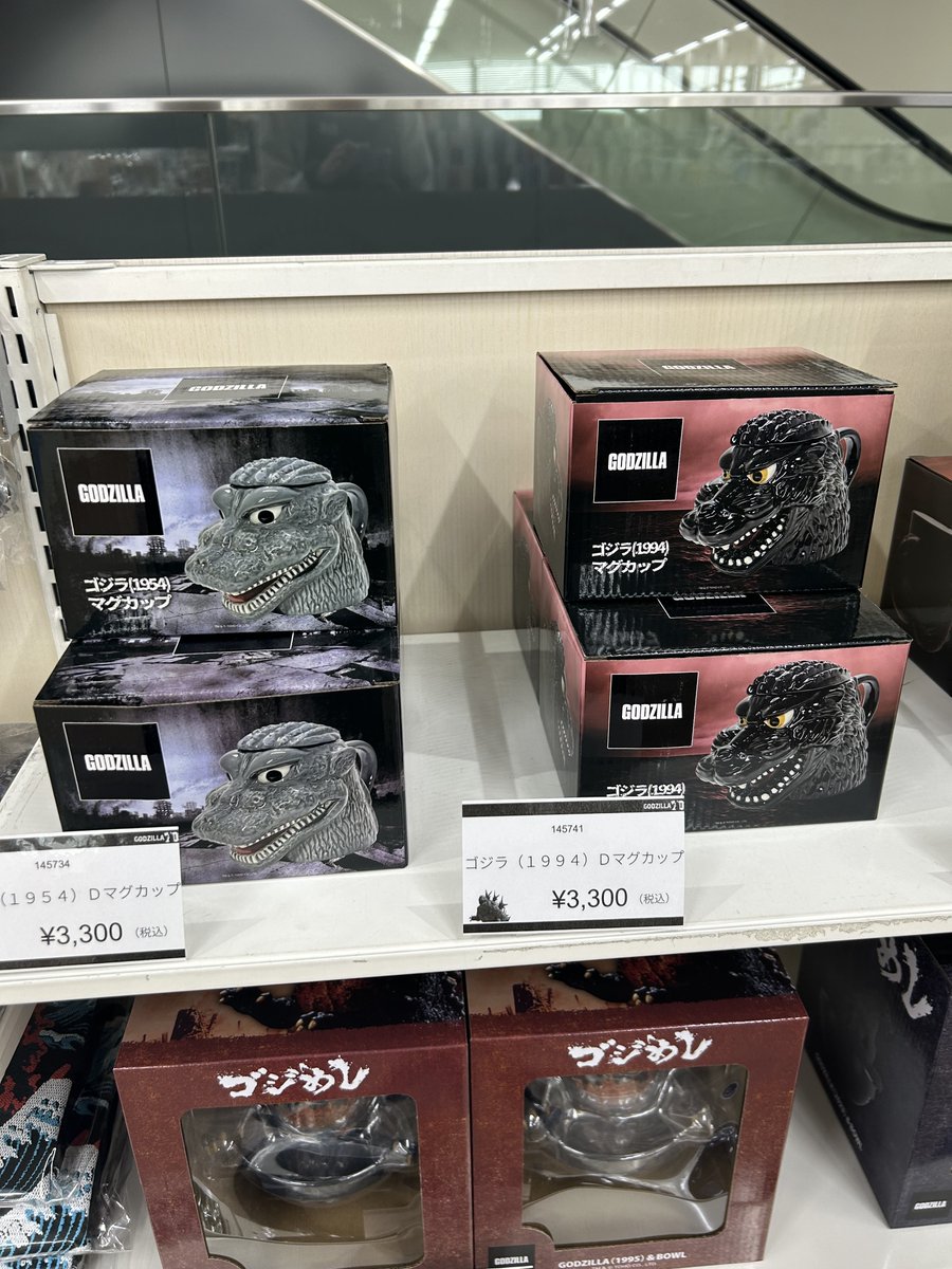 2階文具売り場】 ゴジラの魅力にはかっこよさはもちろん愛嬌も