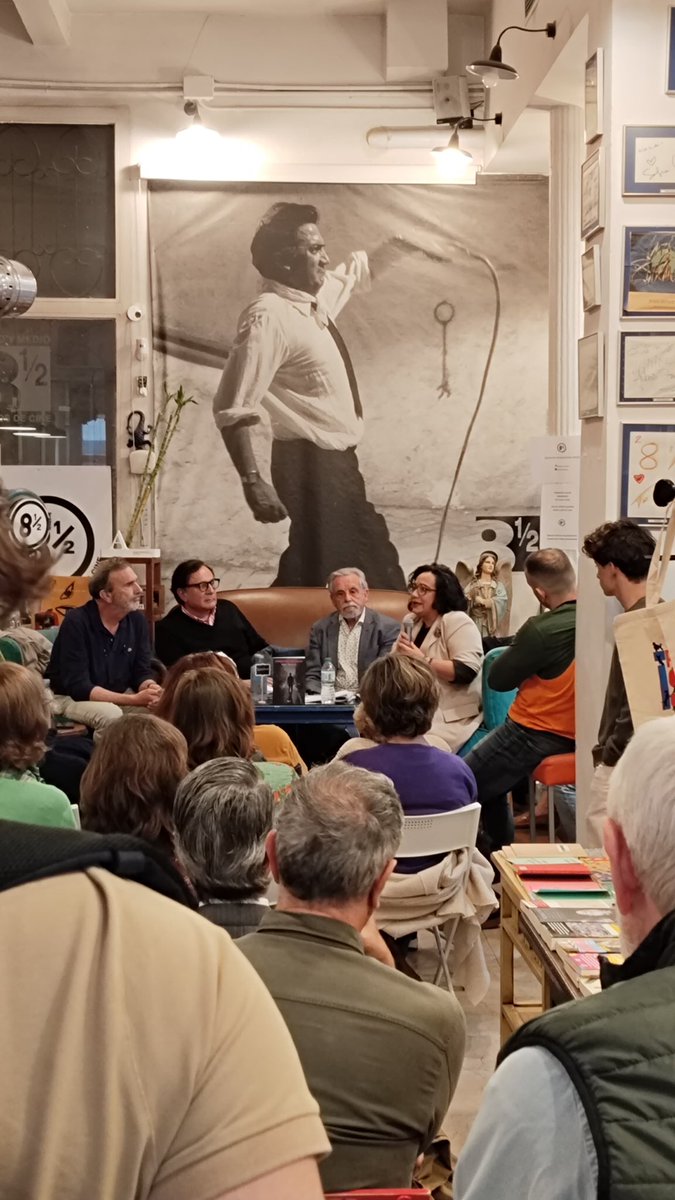 rafaela_romero's tweet photo. Decía el #PapaFrancisco: “Un país no puede sonreír al futuro mientras tiene a sus muertos ocultos” 
Ayer estuve con #IñakiMartínez en la presentación del #UnMantoDeSilencio; habla del derecho a la  verdad de #Pertur, a falta de justicia
Que vengan libros y cine para ➕#memoria ! https://t.co/vFiGM1me8Z