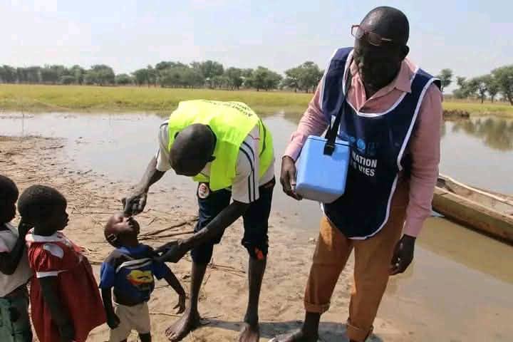 JPouorgounal's tweet photo. C’EST LE JOUR J. 👩⚕️ Les agents de santé viendront à votre porte pour vacciner gratuitement vos enfants. Accueillez-les avec confiance. Ils sont là pour protéger nos enfants. Ensemble, faisons reculer la polio jusqu’à son extinction totale. 🌍
#PevAdamaoua
#PolioGameOver25 https://t.co/TnxF9MHsAw