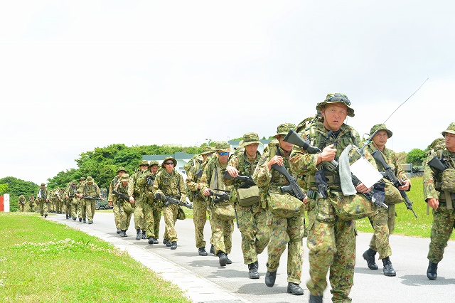 徒歩行進訓練】 こんにちは！第15高射特科連隊は、新たな年度を迎え