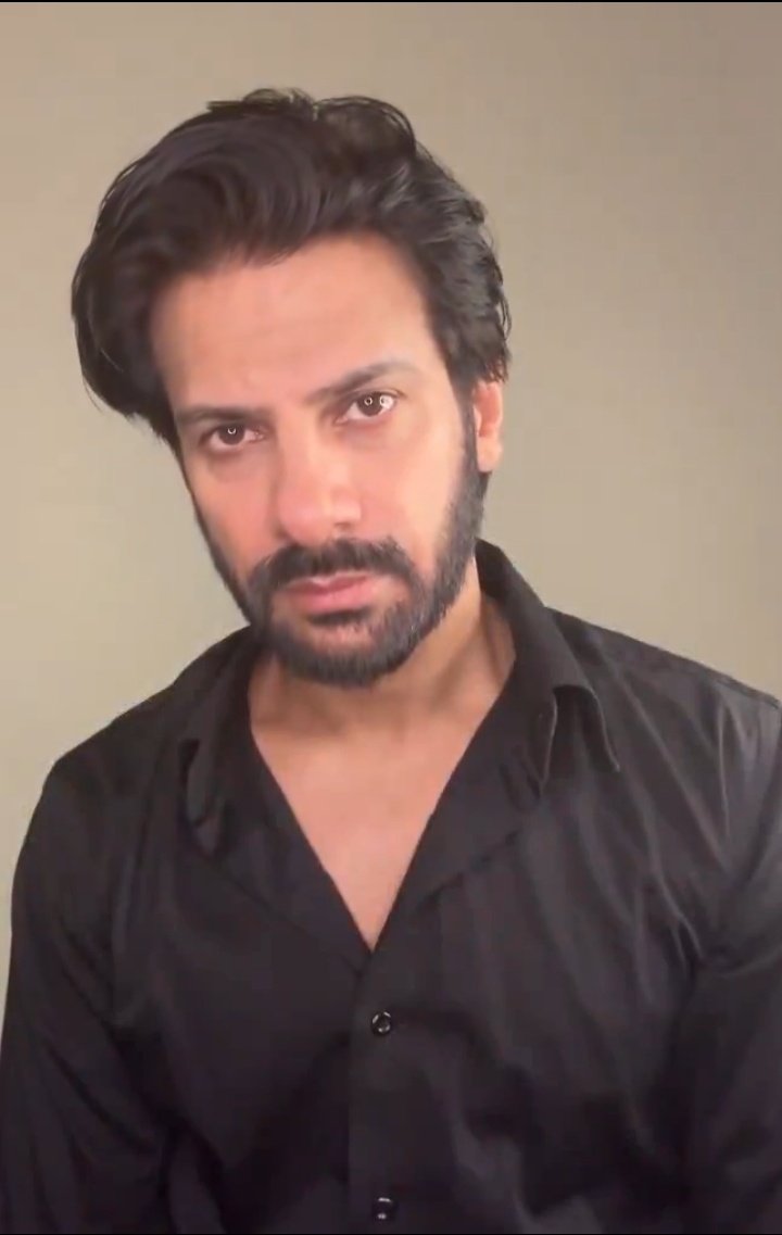 The most slappable face right now #KaranVeerMehra 

Like if you agree!
#ElvishYadav #ElvishArmy #palgham