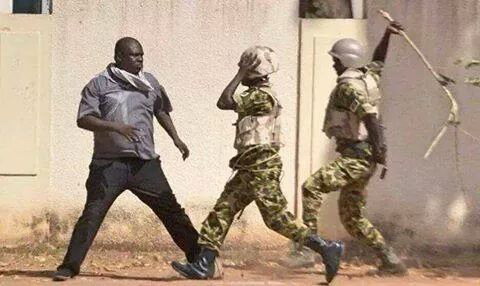 Parce que, vous vous laissez enlever, humilier devant vos familles &amp; conduire tels des moutons, alors cela donne des ailes à des gens qui ne méritent pas de porter la tenue

À la force &amp; à la violence, opposez la force &amp; la violence

Au sang &amp; au crime, opposez le sang &amp; le crime