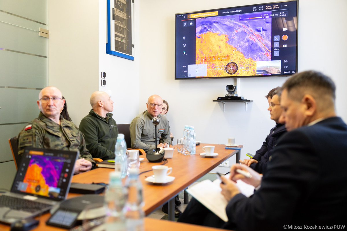 Zakończyła się poranna odprawa Sztabu Kryzysowego w związku z pożarem na terenie BPN. Na chwilę obecną dobre wiadomości są takie, że nie ma pożaru na powierzchni (pożar jest opanowany). Trwa gaszenie ognia pod powierzchnią. W dalszym ciągu na miejscu pracuje ponad 350 osób, 7 km