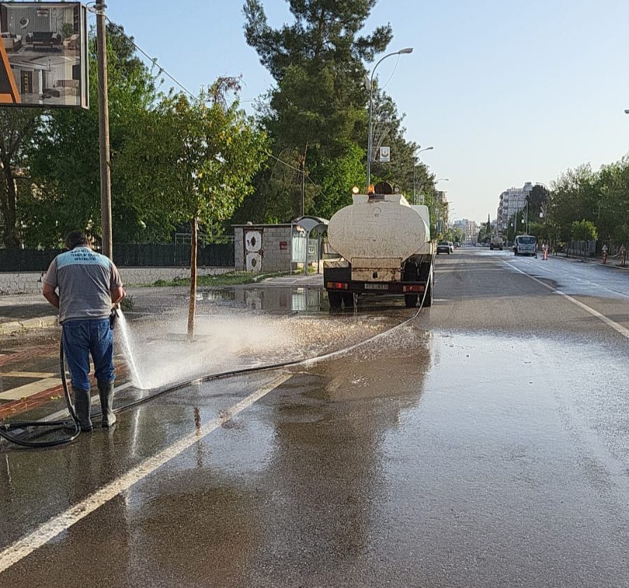Tertemiz bir #Hilvan için durmaksızın çalışıyoruz.

Temizlik İşleri Müdürlüğüne bağlı ekiplerimiz cadde ve sokaklardan kaldırımlara, kamu kurumlarının çevresine kadar her yeri titizlikle yıkayıp temizliyor.
<a href="/serhanpaydas/">Avukat Serhan PAYDAŞ</a> <a href="/yegarip141/">Garip Yeşil</a>