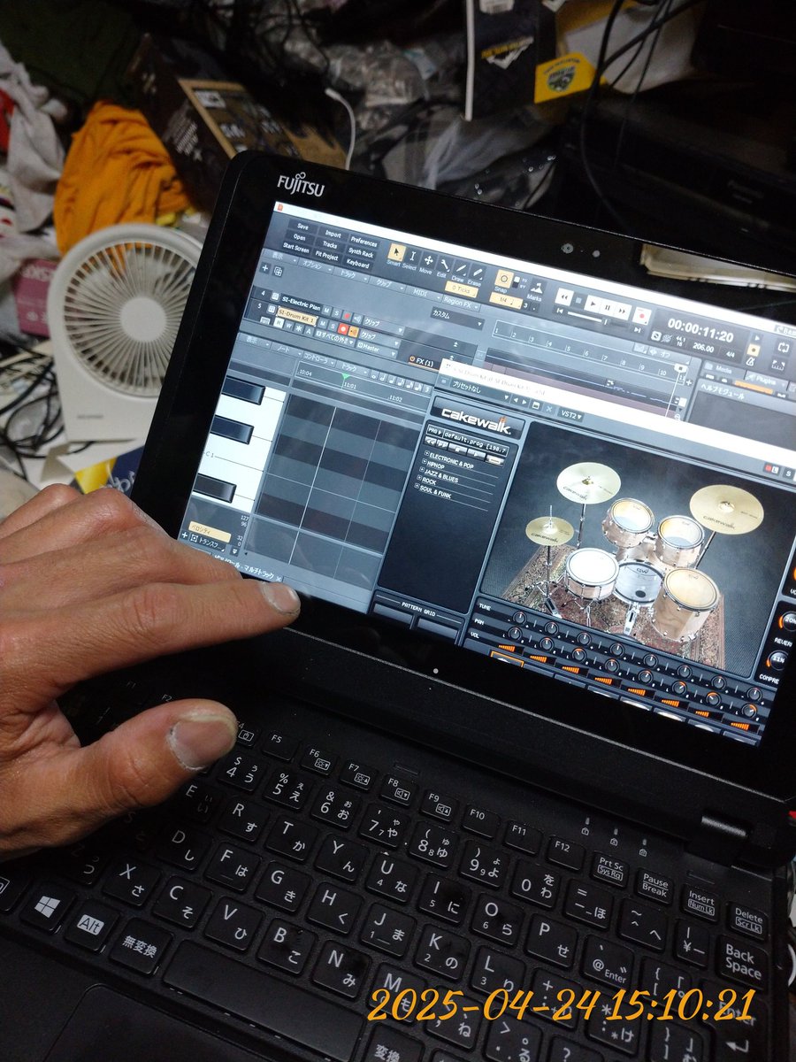 SABIKINOtypeR's tweet photo. 2025年4月24日(木)
15時10分頃
　「Cakewalk by BandLab」(作曲ソフト)で悪戦苦闘中！
　あ〜くそっ、ドラムの音を入力したはずなのに入ってな〜い！
　音が出てな〜い、チキショーウ！

#僕の部屋 #自宅スタジオ
#パソコン #作曲ソフト #ケークウォーク
#DTM #DAW #CakewalkByBandLab
#Cakewalk https://t.co/cG5w98ocTB