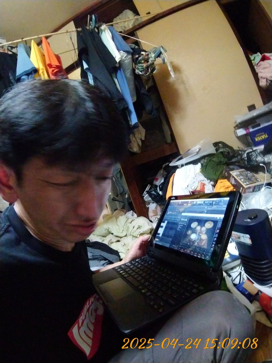SABIKINOtypeR's tweet photo. 2025年4月24日(木)
15時10分頃
　「Cakewalk by BandLab」(作曲ソフト)で悪戦苦闘中！
　あ〜くそっ、ドラムの音を入力したはずなのに入ってな〜い！
　音が出てな〜い、チキショーウ！

#僕の部屋 #自宅スタジオ
#パソコン #作曲ソフト #ケークウォーク
#DTM #DAW #CakewalkByBandLab
#Cakewalk https://t.co/cG5w98ocTB