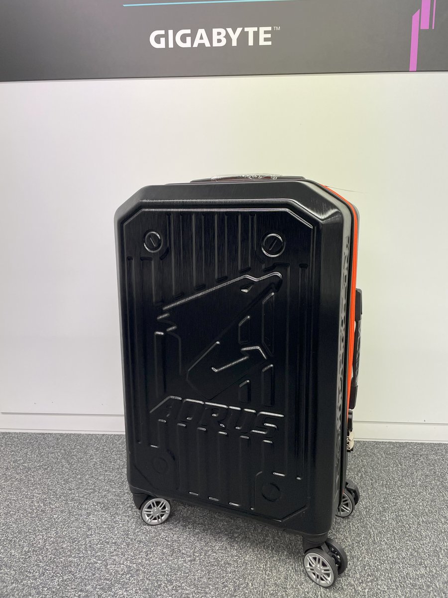 AORUS_JP's tweet photo. え、ガチ！？
AORUS MASTER 18シリーズ買ったら
GIGABYTEオリジナルスーツケースがもらえるだと！？🧳🔥
実はこれ、GIGABYTE【公式ストア限定】のプレゼント！
数量限定だから…ここだけの話にしとこ🤫

https://t.co/gs5SMUw474
 #ゲーミングノート #GIGABYTE #キャンペーン #限定特典 https://t.co/0Xtw5Sr3d7