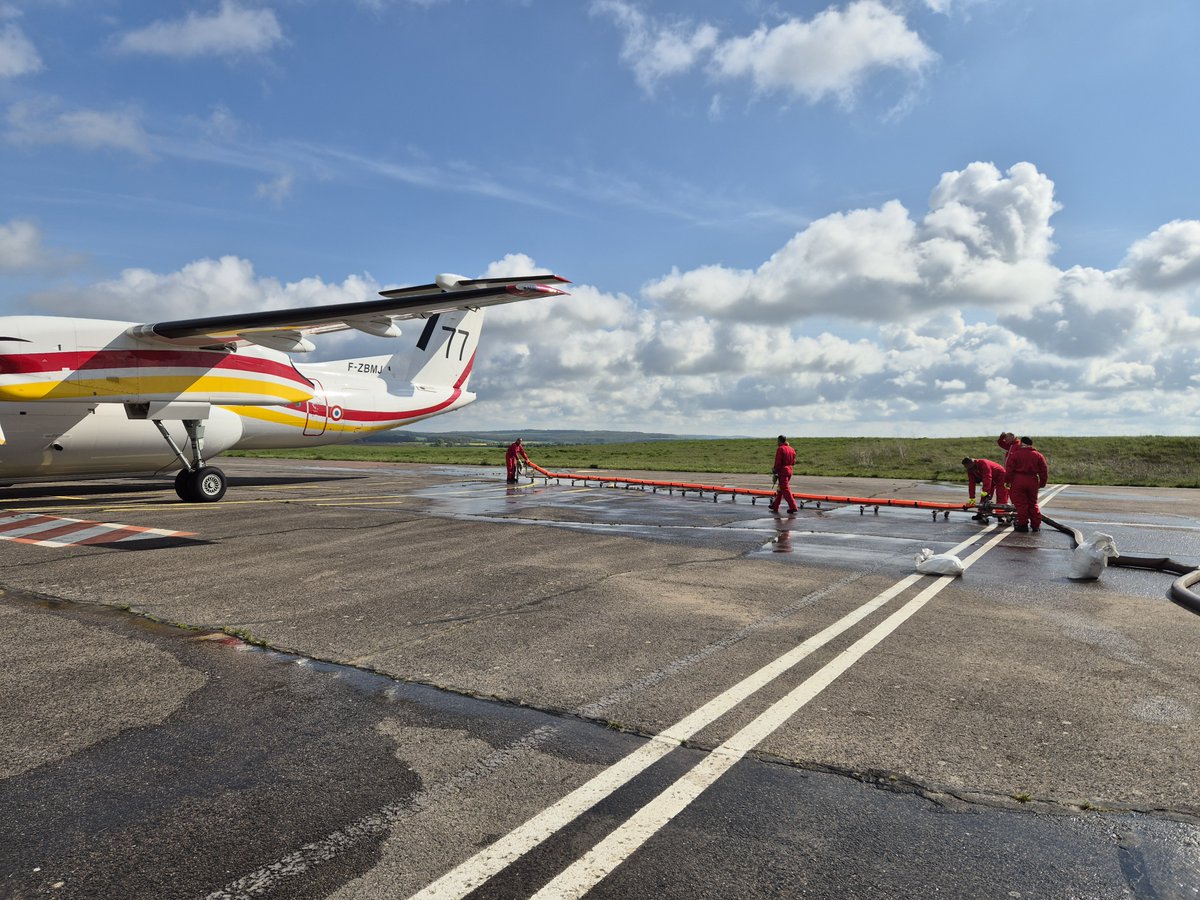 Le  22 avril, un avion DASH a testé le pélicandrome d’Épinal-Mirecourt :  zone dédiée au remplissage d’avions anti-feux avec du retardant.
✅ Objectif : renforcer la lutte contre les feux de forêt
#SécuritéCivile #SDIS #FeuxDeForêt
+ d'infos : bit.ly/4ivR8xl