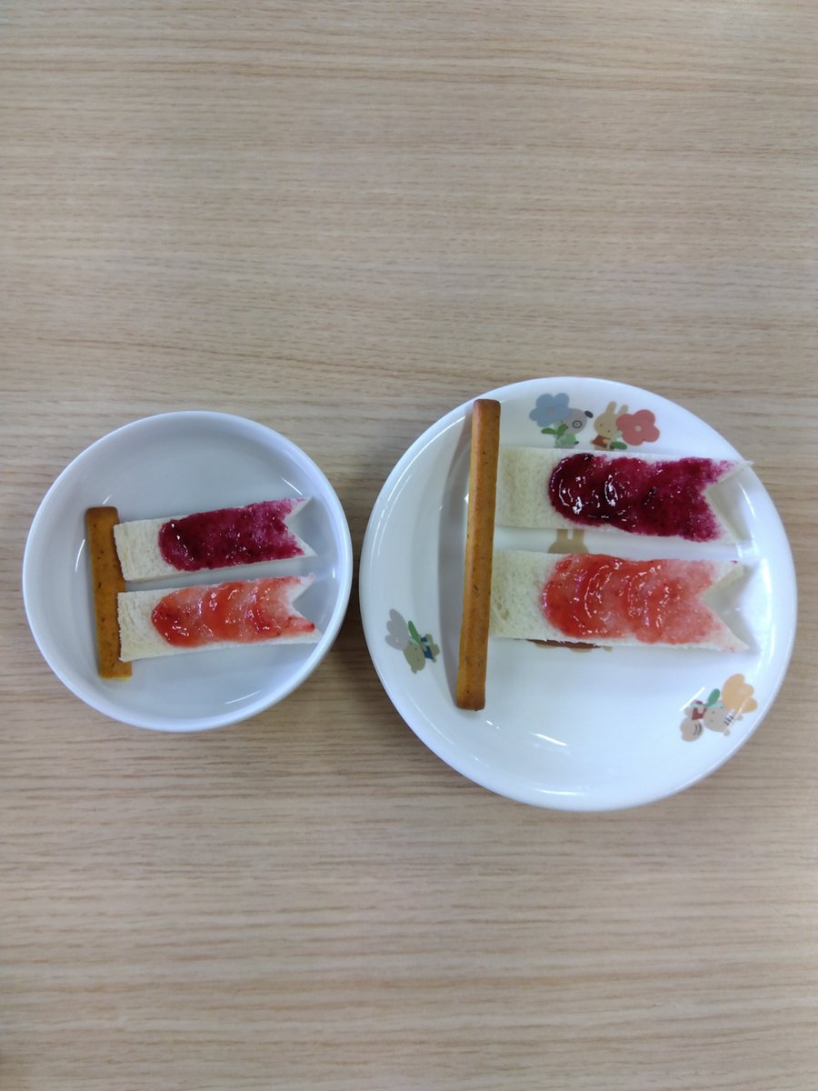 m_senkawa's tweet photo. 今日はこいのぼり集会がありました。　自分たちで作ったこいのぼりがあがり風にそよいでゆらゆらと泳ぎはじめると、とてもうれしそうでしたよ。
おやつには、こいのぼりパンも食べました。 https://t.co/jf0817CIH8