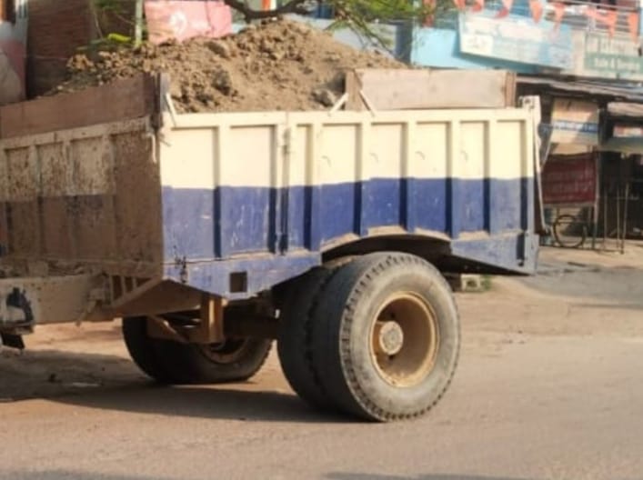 थाना राधानगर क्षेत्र के अंतर्गत लक्ष्मनपुर बालीपुर करसूमा गांव में जमकर किया जा रहा मिट्टी का कार्य
 मिट्टी के लदे ओवरलोड ट्रैक्टरदौड़ रहे
 बड़नपुर निवासी पाल मिट्टी माफिया एक बोलेरो गाड़ी से लोकेशन देकर प्लांट में डाल रहे  मिट्टी
                 शिवम गुप्तआजजगढ न्यूज संवाददाता