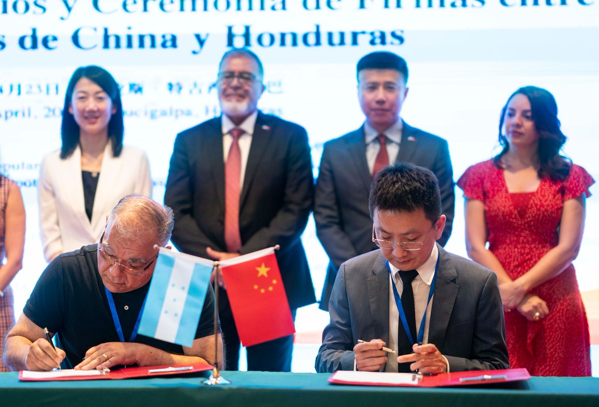 ☕📈 ¡El café hondureño  China!
Durante el encuentro comercial China-Honduras, cuatro empresas chinas firmaron contratos por más de 20 millones de dólares en café.
📊 En 2024, Honduras exportó 14 millones de USD a China (¡14 veces más que en 2023!), y ¡estos nuevos contratos ya