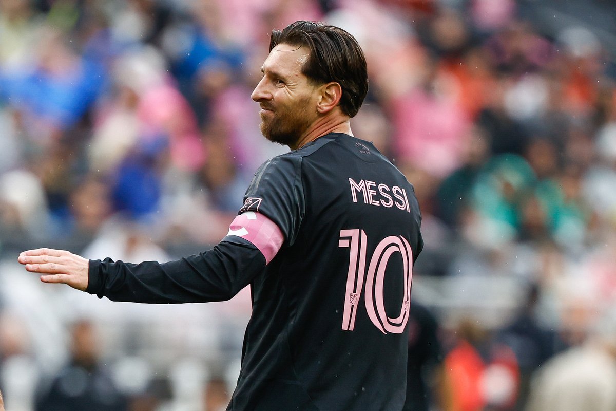 CGTNSportsScene's tweet photo. 🔥 #InterMiami gearing up for a "historic" showdown vs #VancouverWhitecaps in the #CONCACAFChampionsCup semis tonight.
But coach #JavierMascherano's lips are sealed on #LionelMessi's availability -- because why spoil the suspense? 🐐⚽️#MessiWatch https://t.co/I1Go9kQbOX