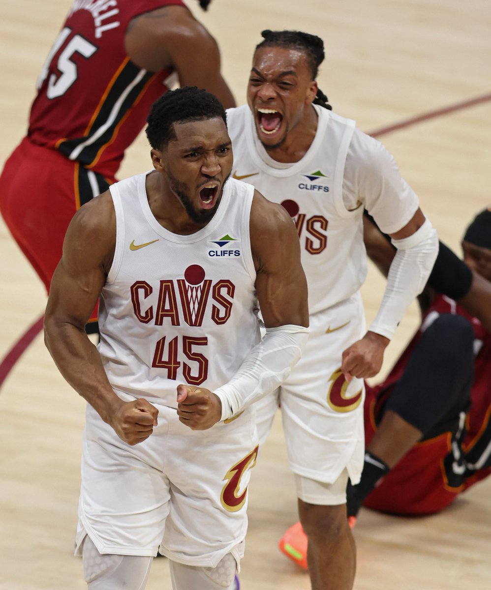 BleacherReport's tweet image. Donovan Mitchell was a PROBLEM tonight 😤
🕷️ 30 PTS
🕷️ 7 3PM
🕷️ 6 REB
🕷️ 6 AST
Cavs protect home-court. Go up 2-0 vs. Heat ⚔️