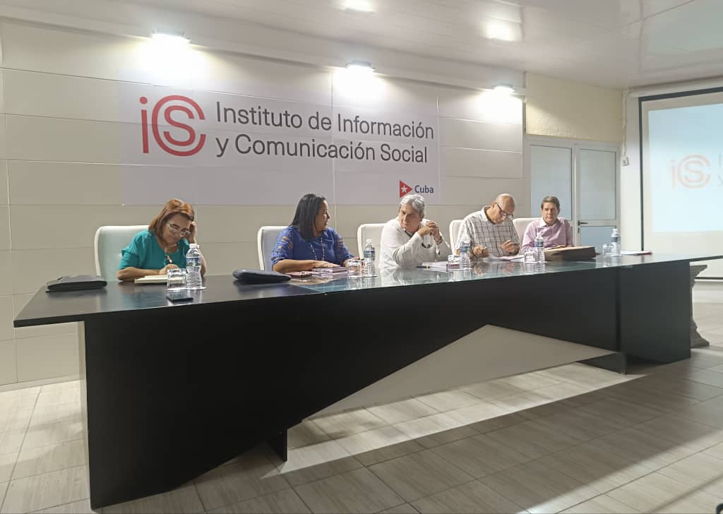MayraArevich's tweet photo. Participamos en el Consejo de Dirección del @IcsCuba donde se analizó la implementación de la Política para la #TransformaciónDigital. El organismo avanza y propone una estrategia para el uso de la #InteligenciaArtificial en los medios de comunicación en #Cuba. https://t.co/eXqDgWE9q8