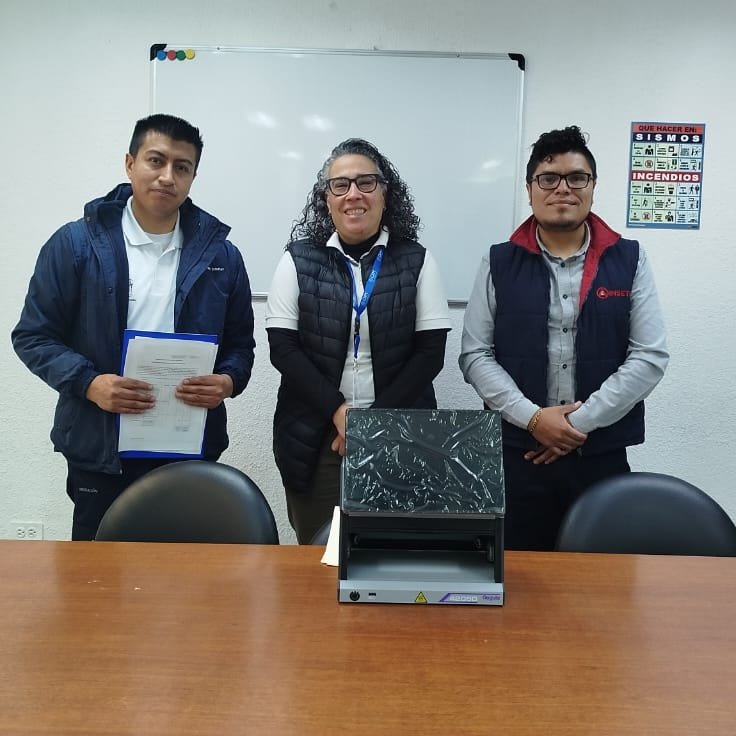 OIMEcuador's tweet photo. 📌#Tulcán | Realizamos la entrega de un Video Comparador Espectral y del Sistema IRS Express al #CENAF de Rumichaca con el objetivo de fortalecer la gestión migratoria, contribuyendo a mejorar los procesos de control y verificación de documentos en la frontera. https://t.co/DG77RV4bak