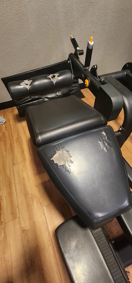 andhenriques's tweet photo. @smartfit unidade Hadock Lobo, Tijuca, RJ, não é possível que com a academia lotada todos os dias, não há recursos suficientes para reformar os aparelhos. A gente vai treinar e sai machucado, assado, arranhado... Vergonha! Meses assim! https://t.co/Shk8gy8MUO