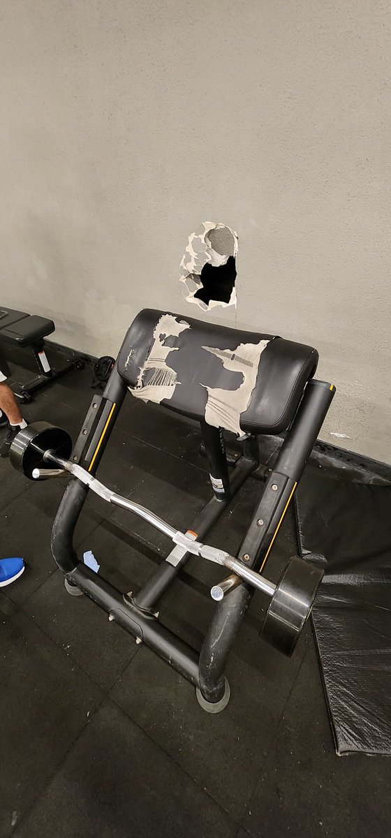 andhenriques's tweet photo. @smartfit unidade Hadock Lobo, Tijuca, RJ, não é possível que com a academia lotada todos os dias, não há recursos suficientes para reformar os aparelhos. A gente vai treinar e sai machucado, assado, arranhado... Vergonha! Meses assim! https://t.co/Shk8gy8MUO