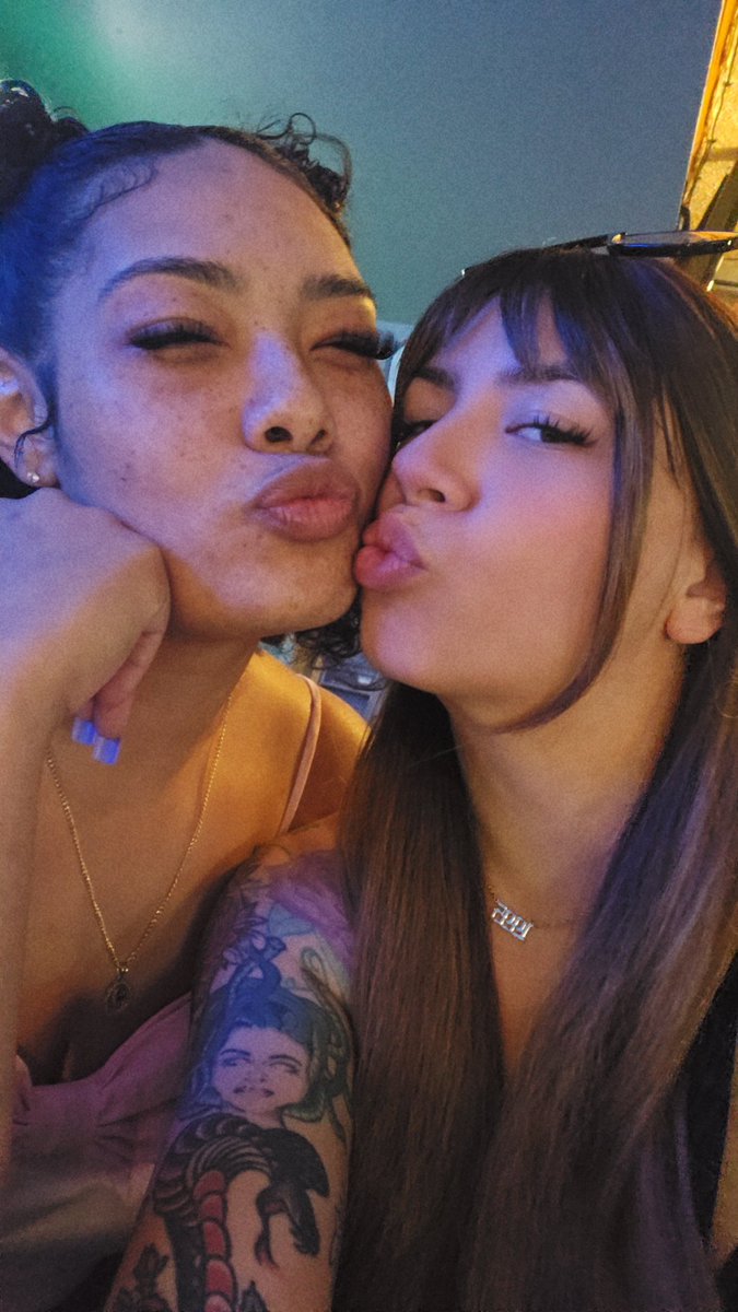 jazhandzzz's tweet photo. T: "Who's on the touch tunes?"
...
T: " ... oh wait me" https://t.co/iSooyXO9O9