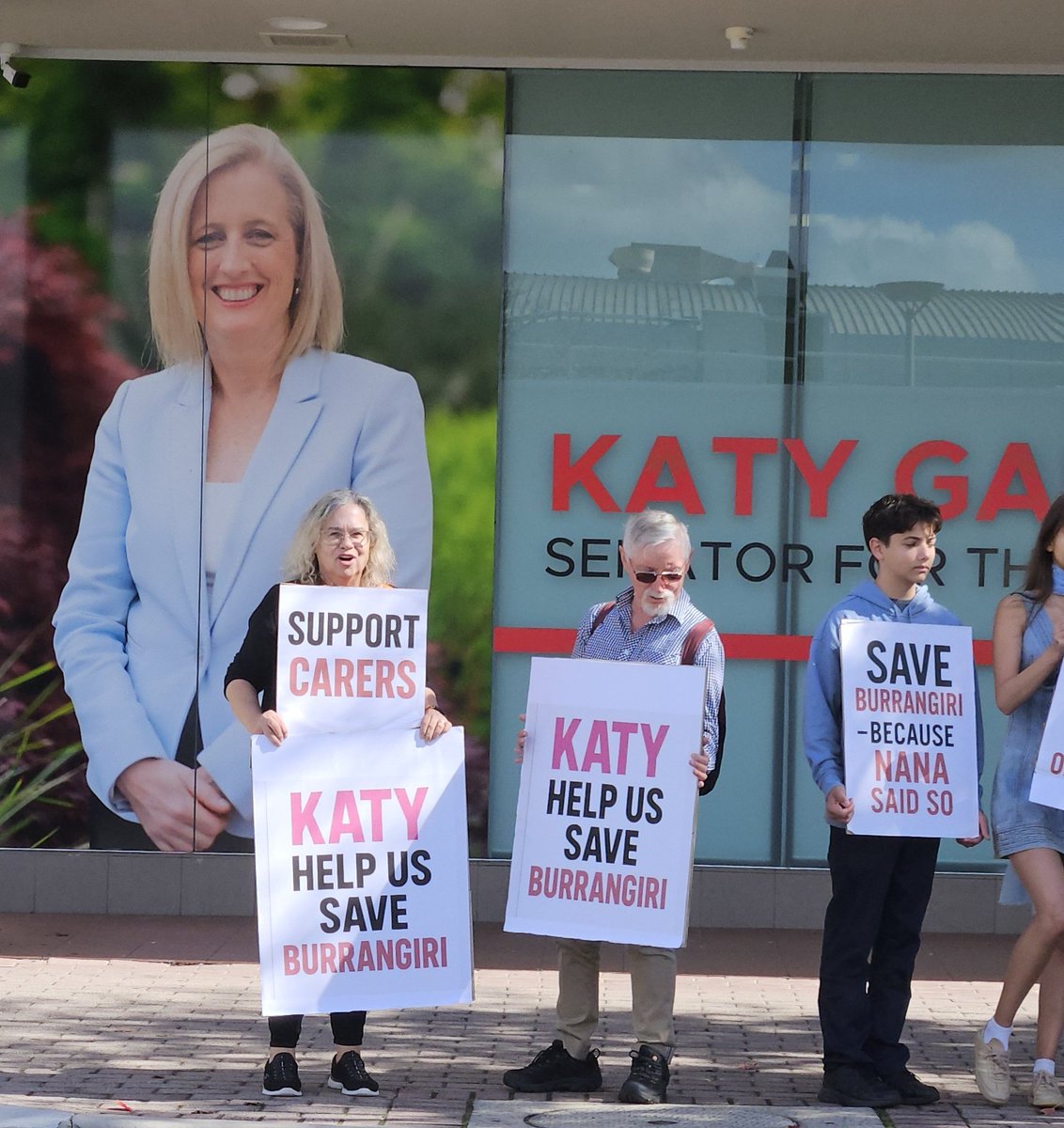 fimail70's tweet photo. Seen just now outside the Woden office of @SenKatyG. I don't live in Canberra anymore, and my parents live in Sydney, but I care about carers so I'm posting for them! #carersmatter #agedcare #burrangiri https://t.co/uYDzAWxrQs