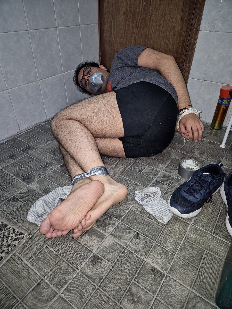 ¿Si me encontraras así no me ayudarías a escapar? 
#tiedup #meninbondage #guytiedup #feettied #stinkyfeet #stinkysocks #boundguy #maletied #malebondage #ducktapebondage
