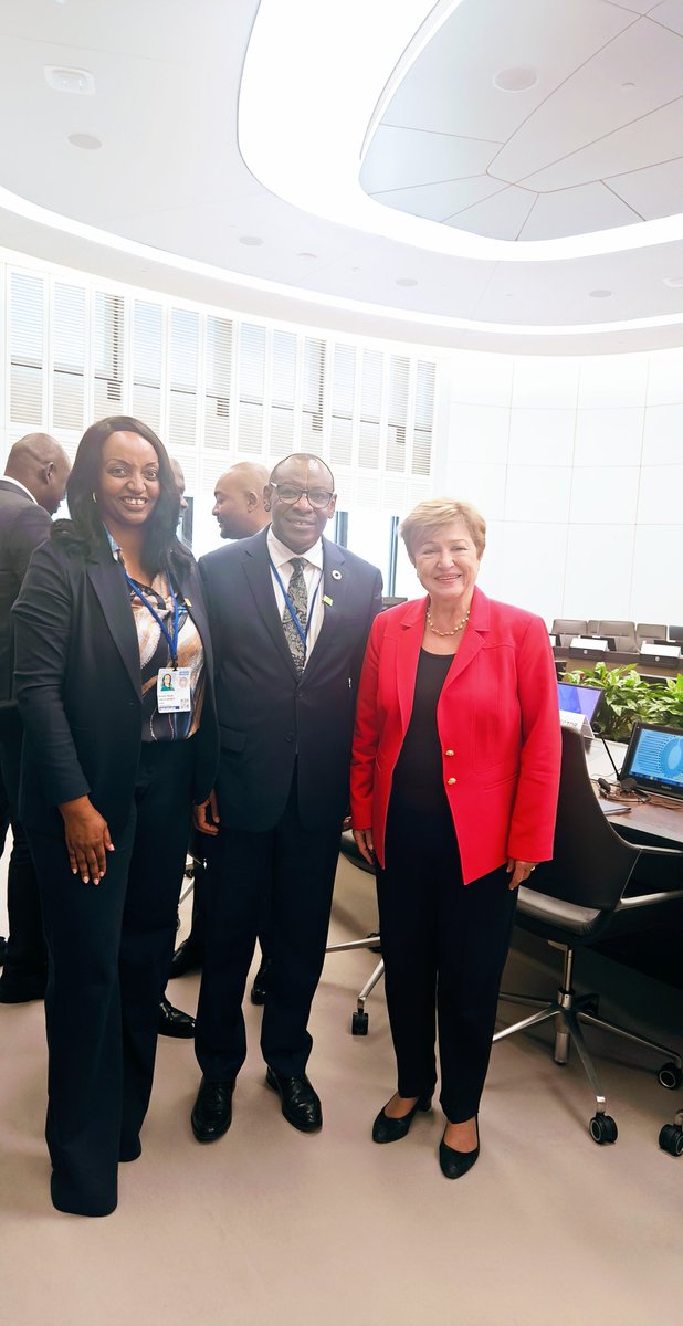 SorayaMHlive's tweet image. Moments of interactions with @IMFNews MD @KGeorgieva and @ECA_OFFICIAL ES @claverGatete at the conclusion of the African Consultative Group&apos;s meeting on Africa&apos;s economic resilience at the #IMFMeetings.