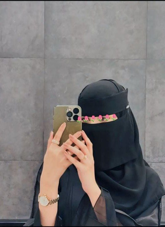 أنا ما أحب العيُون اللي عليها العيُون أحب
              العيُون اللي محد شافها .