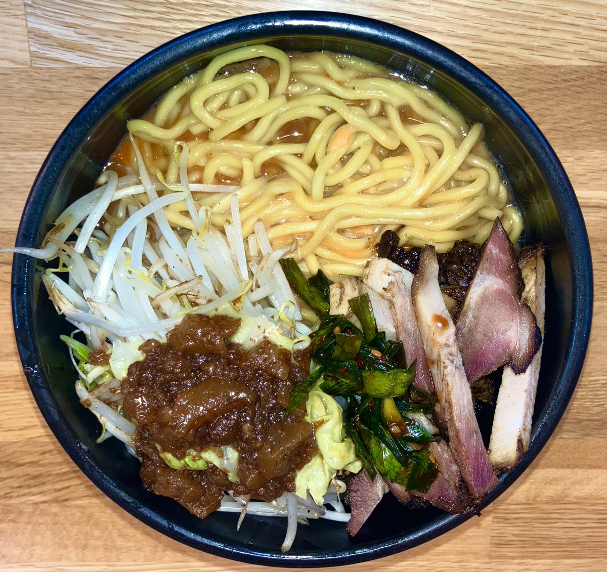 4月24日(木)は荻窪/四面道交差点の「味噌っ子ふっく」で限定ラーメンの提供初日

今回は「四面道 Til Infinity」！
昨年も提供されて大好評だったワイルドな味付けの汁なし味噌ラーメン

麺(通常の三河屋製麺の中太タイプ)を味噌ダレと混ぜ合わせます
生にんにく入りがデフォですが私は都合により抜きw