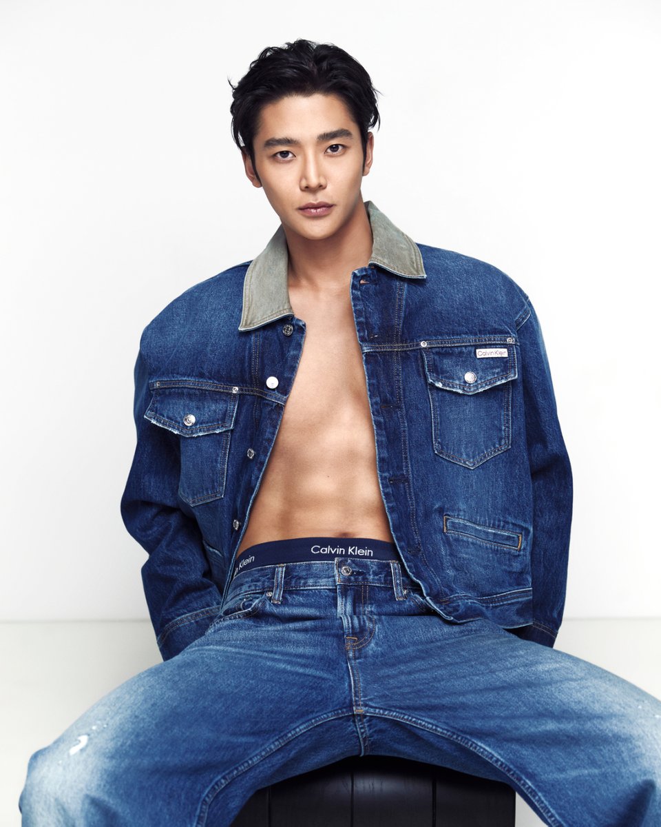 tonal with a touch of contrast.

Rowoon leans into the two-tone denim trucker and baggy jeans. the logo band on display.