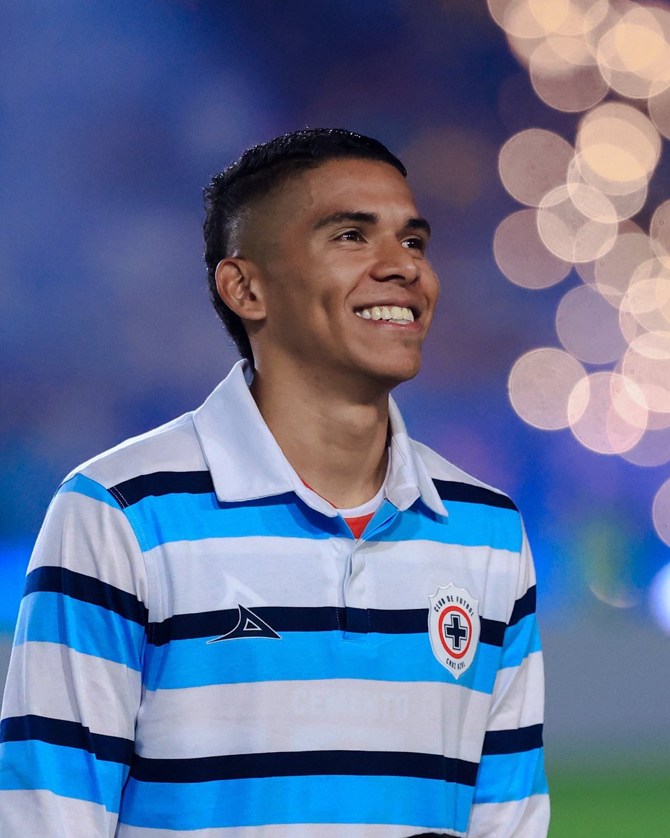 SoyFanAzul's tweet photo. Kevin Mier con el jersey de Miguel Marín.

PERFECCIÓN CELESTE. 🤩🩵 https://t.co/5x7UxiBgTe