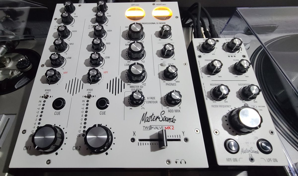 Just chilling with some dope #housemusic #strictlyvinyl
<a href="/technics/">Technics</a> <a href="/mastersoundsuk/">MasterSounds</a> <a href="/Ortofon/">Ortofon</a> #socal #losangeles 
This be the beat ... 
youtu.be/SBbom7_OsVs?si…