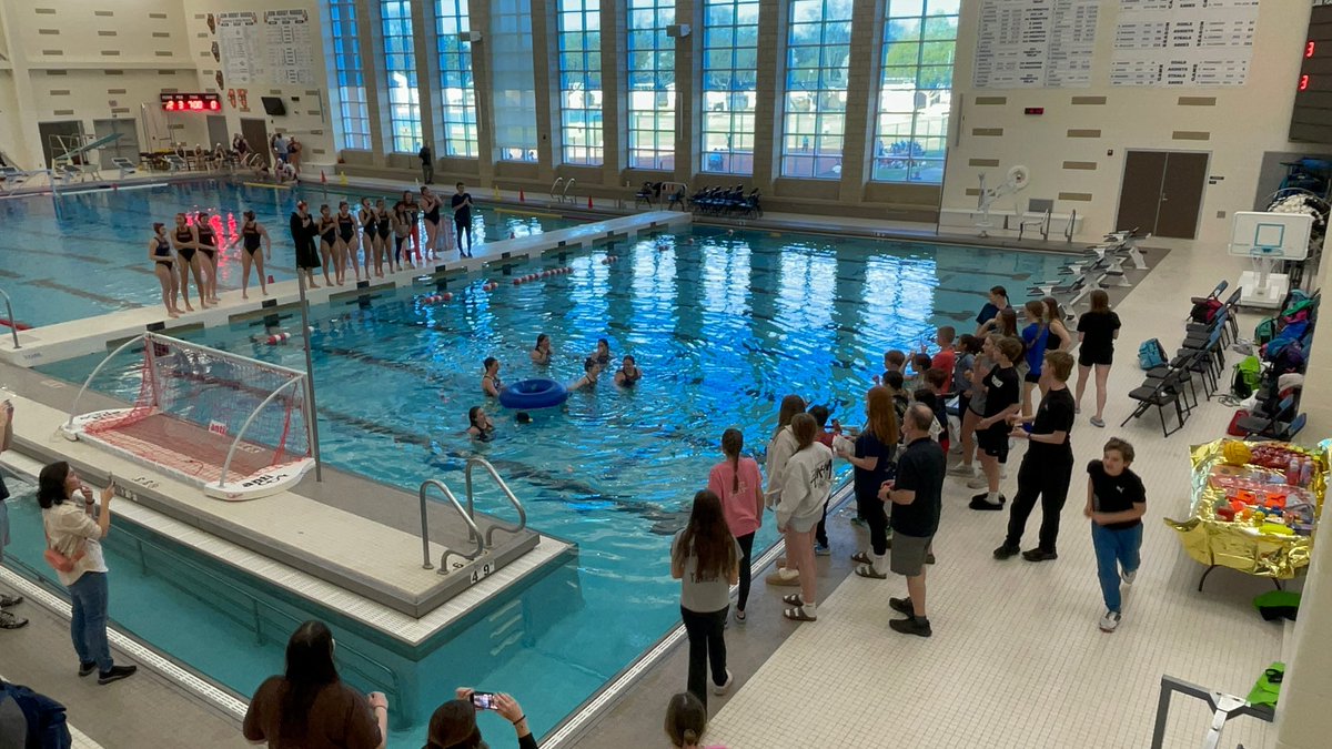 herseygirlspolo's tweet photo. 🤘🏽more wins tonight over Loyola and BG! Sam is our Varsity #playerofthegame with stellar defense! Vivian scores 4 for JV to earn #playerofthegame ! Kids also had a great time at the Chuck-a-Duck event and got to learn about water polo. @madisonburkh @HerseyHuskies @Dion_JTsports https://t.co/4rDPHgn8XK